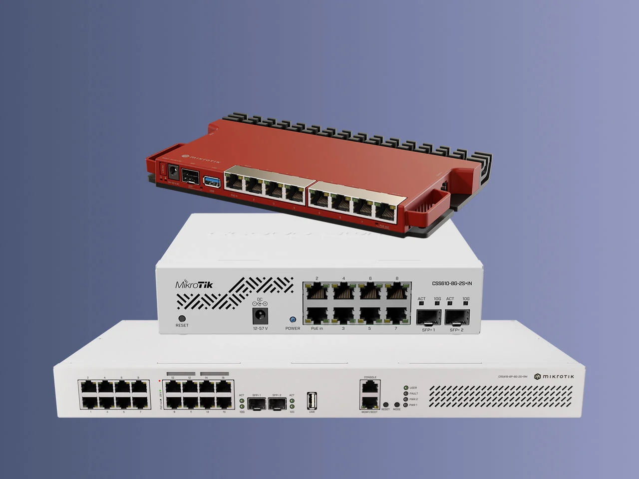 Drei MikroTik Netzwerk-Switches der CRS- und CSS-Serie gestapelt