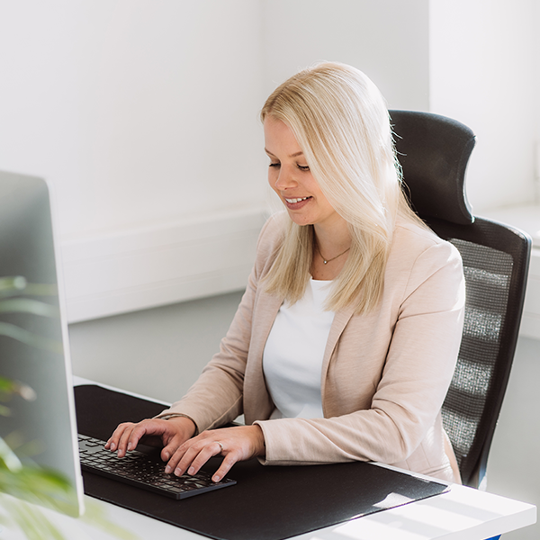 Mitarbeiterin bei der Arbeit