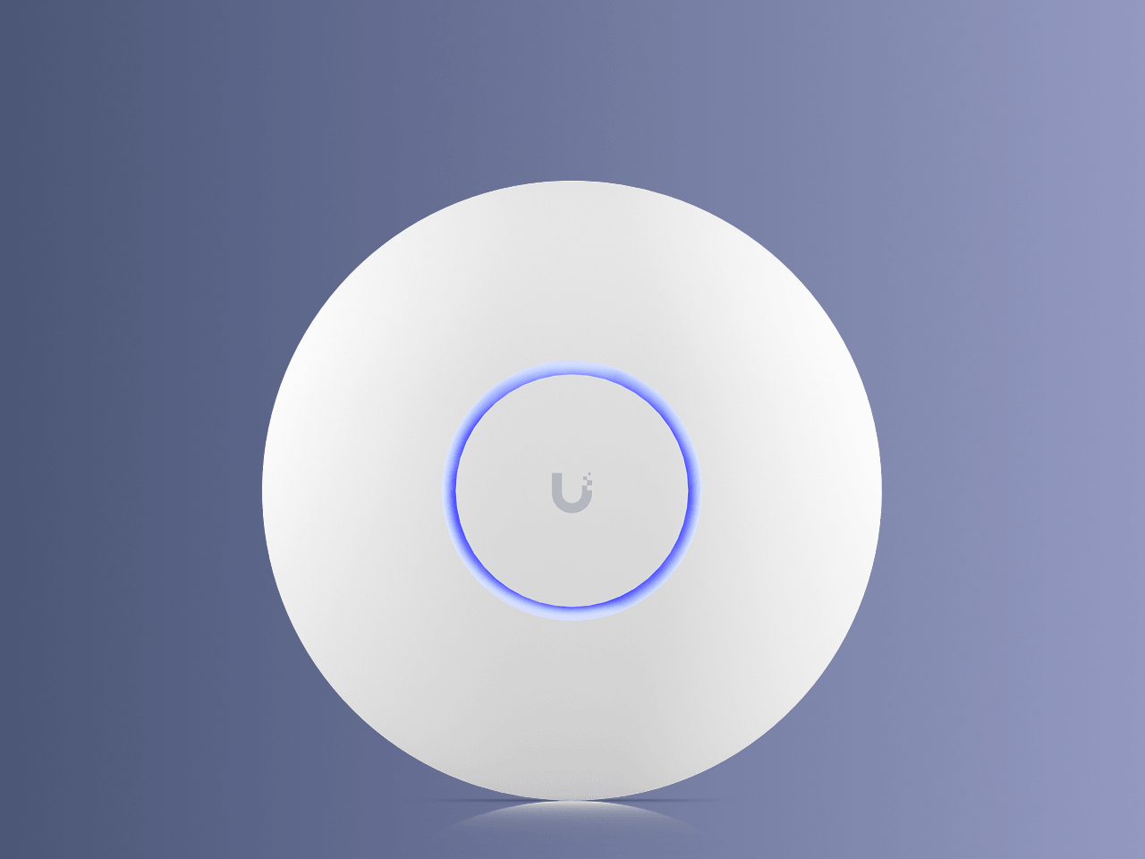 UniFi Access Point mit blau leuchtendem LED-Ring vor blauem Verlauf