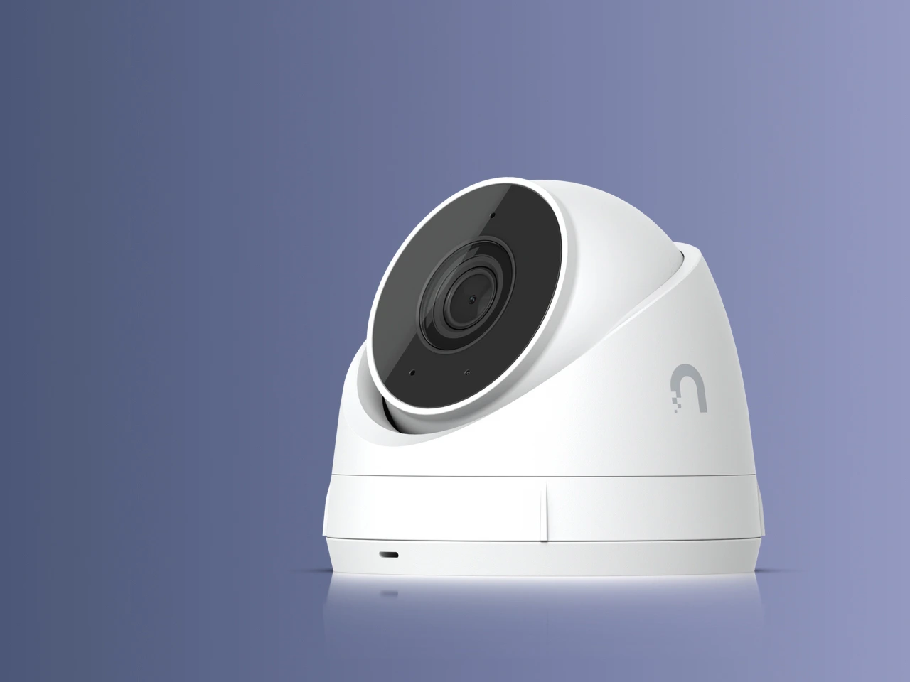 UniFi Protect Dome-Kamera, freigestellt vor blauem Hintergrund