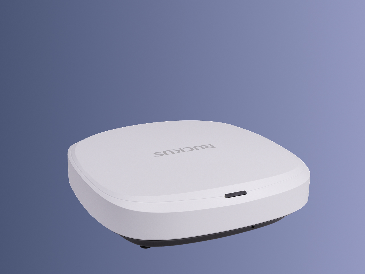 Weißer RUCKUS Access Point vor blauem Verlauf