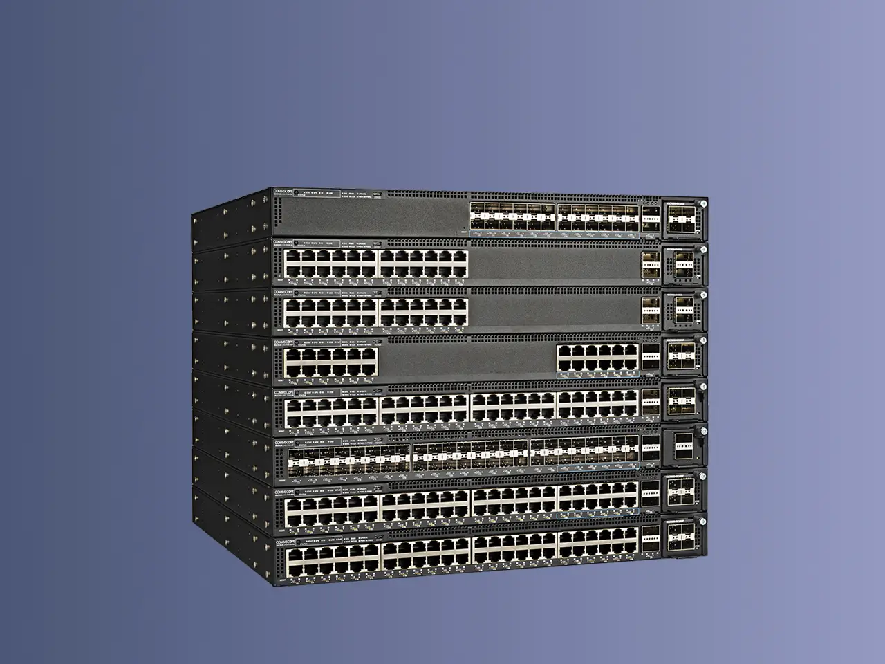 Stapel aus acht schwarzen RUCKUS ICX Switches mit RJ45- und SFP-Ports